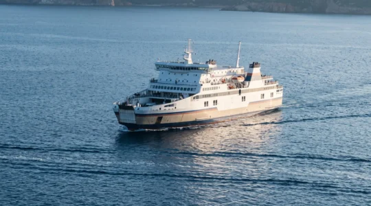 Ferry moderne de transport de passagers et véhicules naviguant en mer Méditerranée entre la France et la Corse